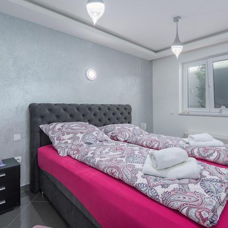 Modern Apartments With Shared Pool Near The Sea プーラ エクステリア 写真