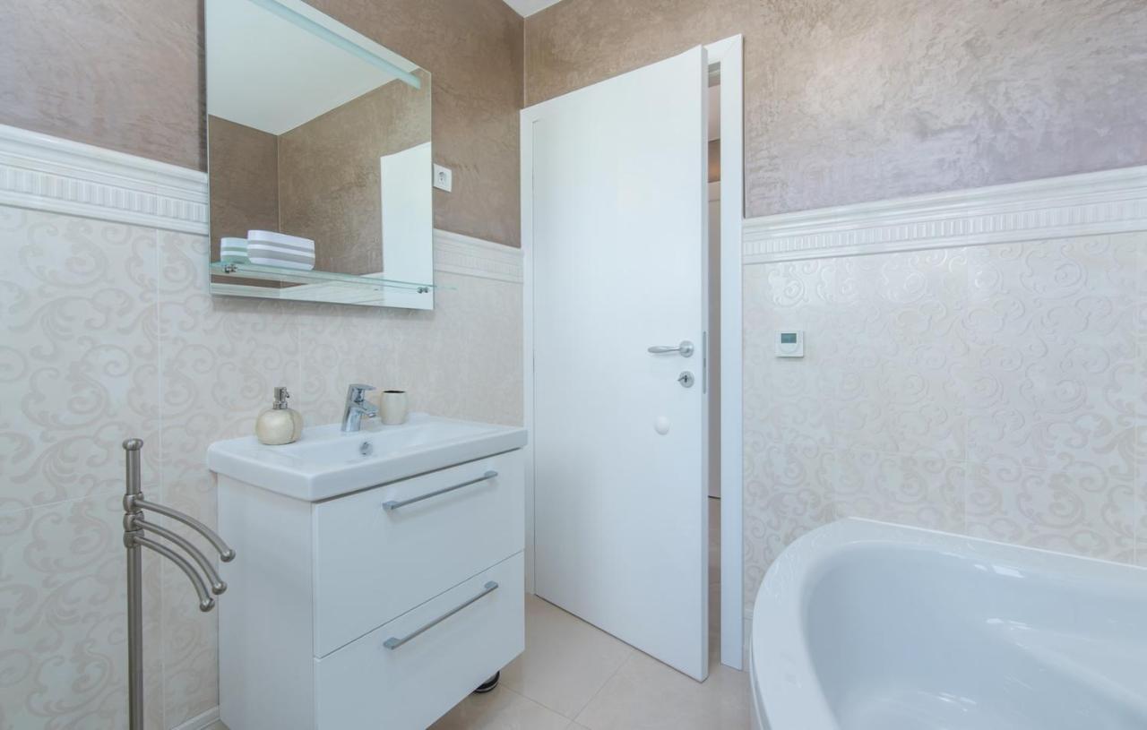 Modern Apartments With Shared Pool Near The Sea プーラ エクステリア 写真
