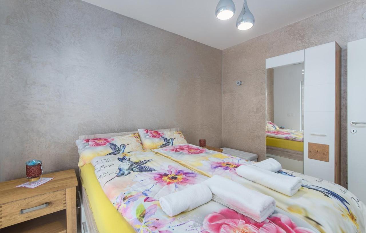 Modern Apartments With Shared Pool Near The Sea プーラ エクステリア 写真