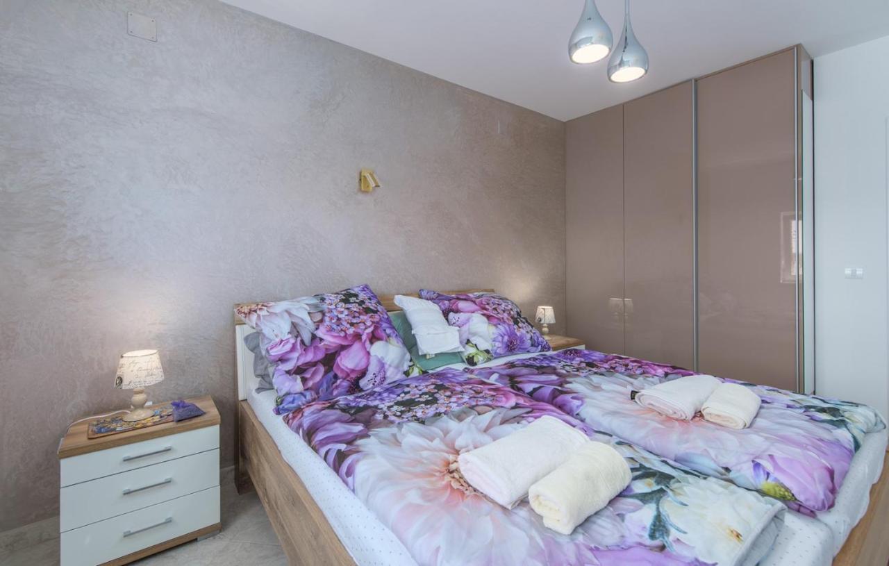 Modern Apartments With Shared Pool Near The Sea プーラ エクステリア 写真