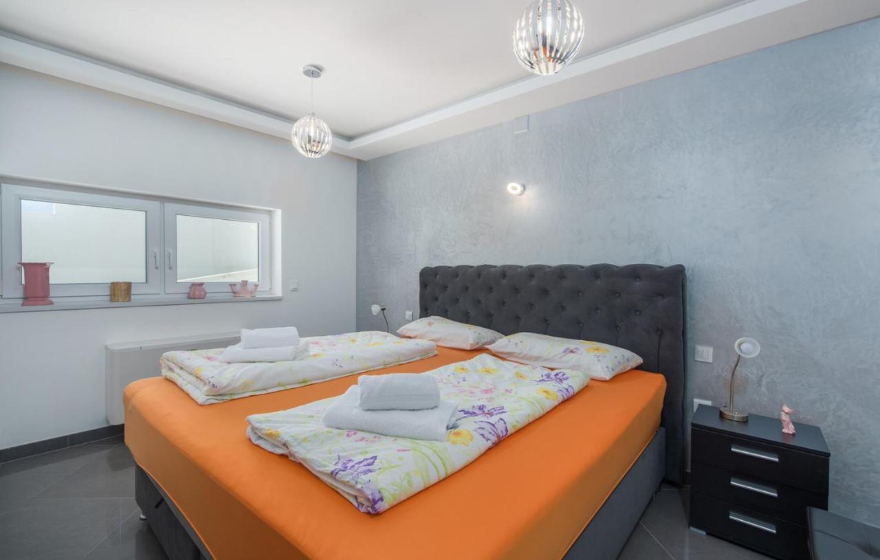 Modern Apartments With Shared Pool Near The Sea プーラ エクステリア 写真